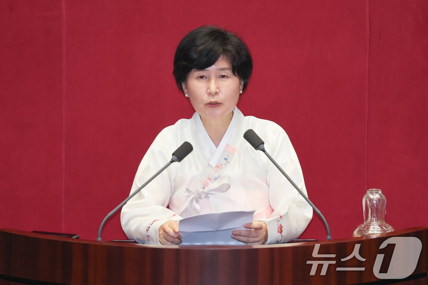 본문 이미지 - 한복을 입은 백혜련 더불어민주당 의원이 27일 오후 서울 여의도 국회에서 열린 제428회국회(임시회) 제3차 본회의에서 내달 1일 정기국회 개회식 의원들의 한복 착용을 독려하며 자유 발언을 하고 있다. 2025.8.27/뉴스1 ⓒ News1 안은나 기자