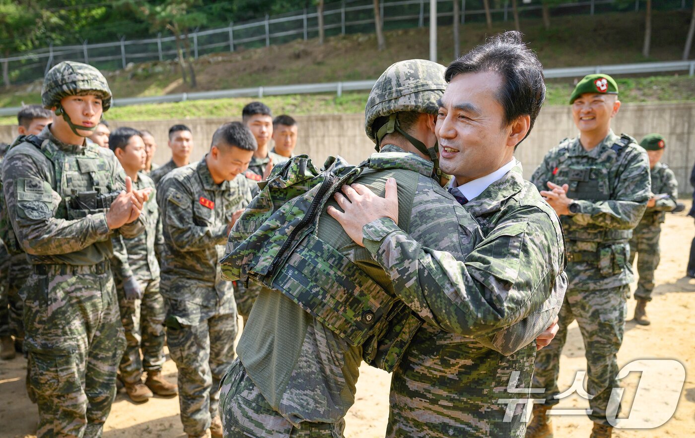 본문 이미지 - 안규백 국방부 장관이 지난 8월 해병대 특수수색대대와해병대2사단 예하 말도 소초를 방문해 대비태세를 점검하고 장병들을 격려했다. (국방부 제공. 재판매 및 DB 금지) 2025.8.27/뉴스1