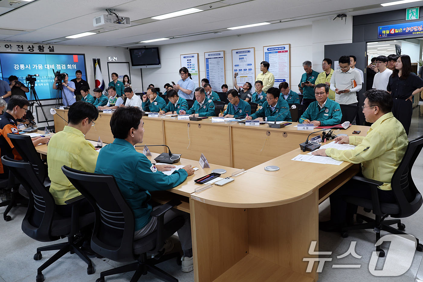 (서울=뉴스1) = 윤호중 행정안전부 장관이 27일 오후 강원 강릉시청 재난안전상황실에서 가뭄 피해 및 생활 농업용수 대책 추진 상황 등을 점검하는 대책 회의를 주재하고 있다. ( …
