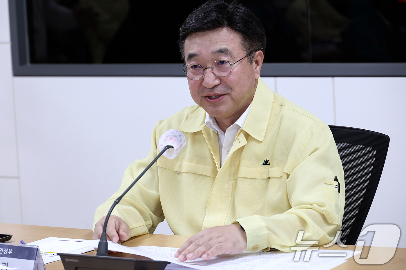 (서울=뉴스1) = 윤호중 행정안전부 장관이 27일 오후 강원 강릉시청 재난안전상황실에서 가뭄 피해 및 생활 농업용수 대책 추진 상황 등을 점검하는 대책 회의를 주재하고 있다. ( …