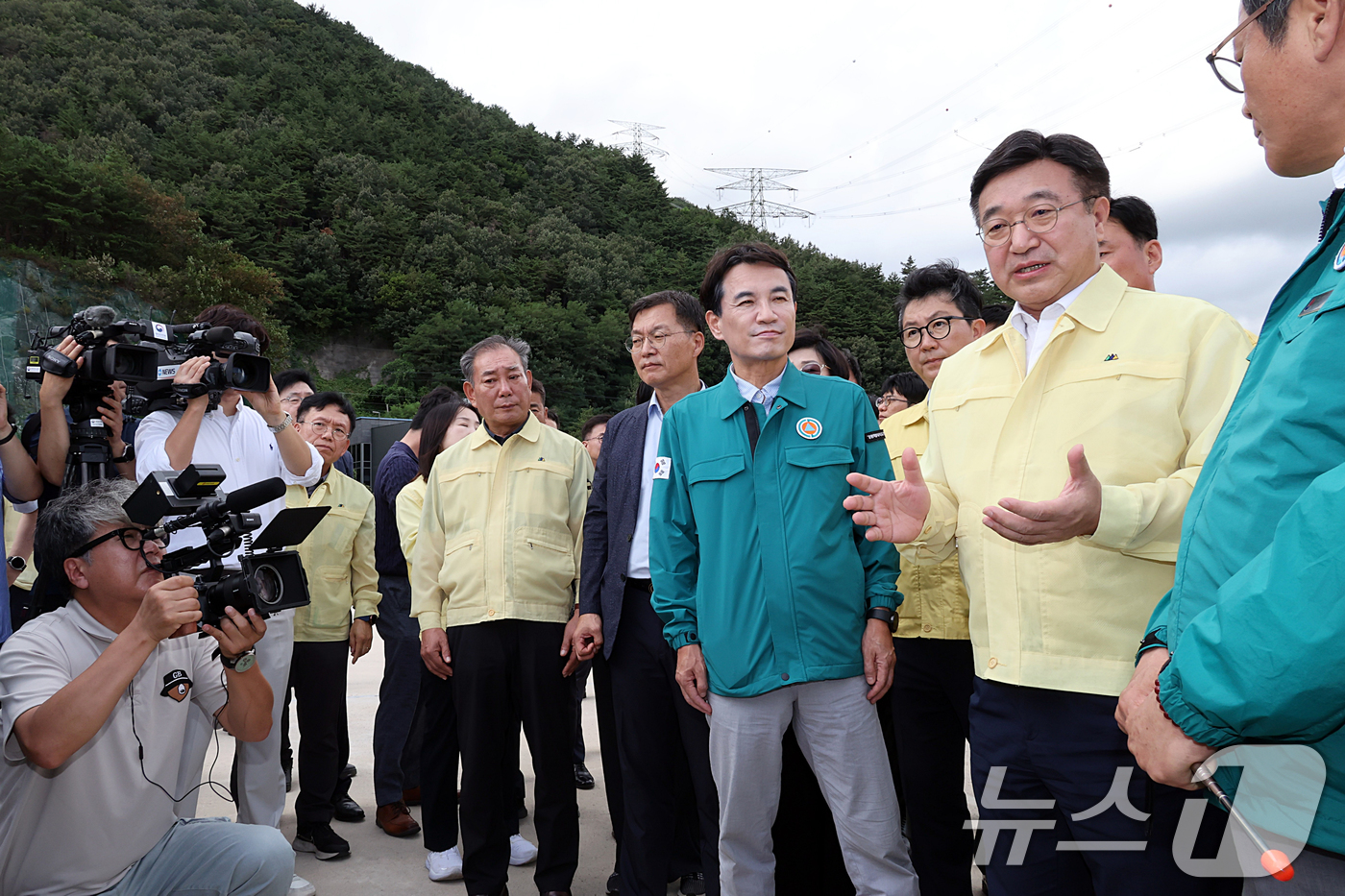 (서울=뉴스1) = 윤호중 행정안전부 장관이 27일 오후 강원 강릉시 오봉저수지 현장을 방문하여 저수율 및 용수 공급 현황 등 가뭄 피해 상황을 점검하고 있다. (행정안전부 제공. …