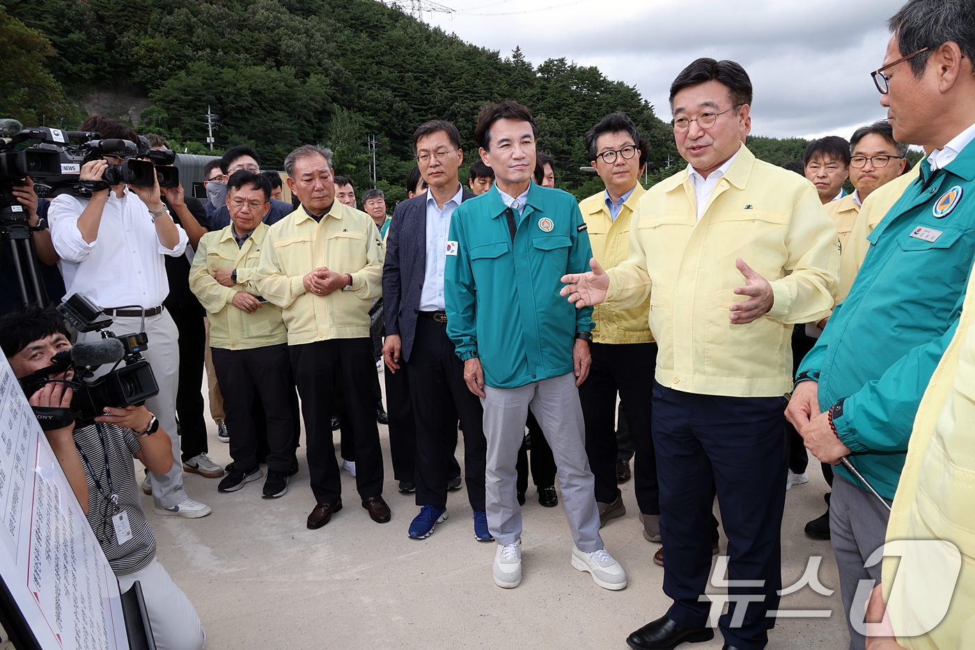 (서울=뉴스1) = 윤호중 행정안전부 장관이 27일 오후 강원 강릉시 오봉저수지 현장을 방문하여 저수율 및 용수 공급 현황 등 가뭄 피해 상황을 점검하고 있다. (행정안전부 제공. …