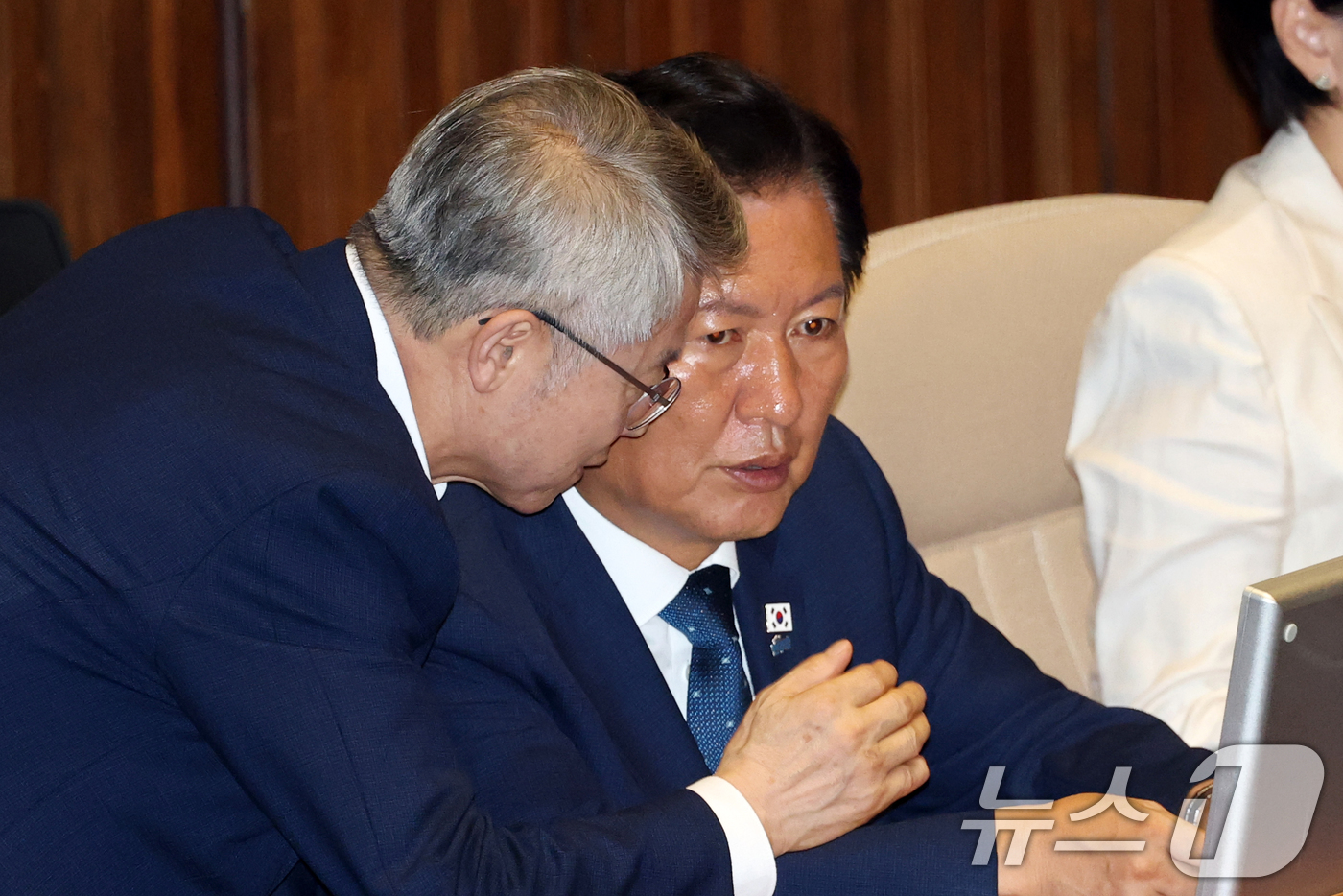 (서울=뉴스1) 이승배 기자 = 정청래 더불어민주당 대표가 27일 오후 서울 여의도 국회에서 열린 제428회 국회(임시회) 3차 본회의에 참석해 민형배 의원과 대화하고 있다. 20 …