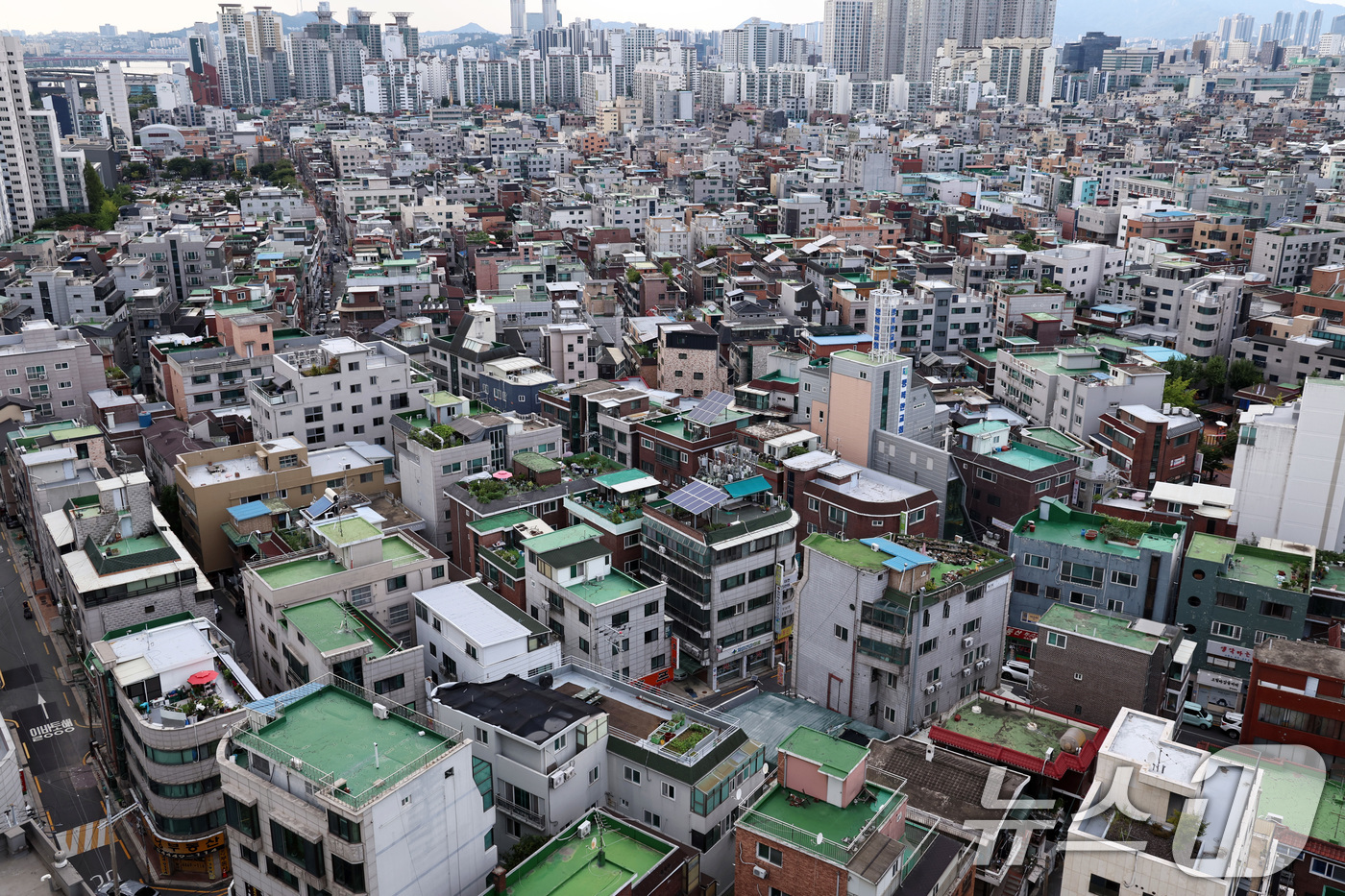 (서울=뉴스1) 구윤성 기자 = 한국주택금융공사(HF)가 오는 28일부터 전세사기 예방을 위한 전세보증 심사 강화 기준을 시행함에 따라 비아파트 시장의 '전세 대란'이 우려된다.은 …