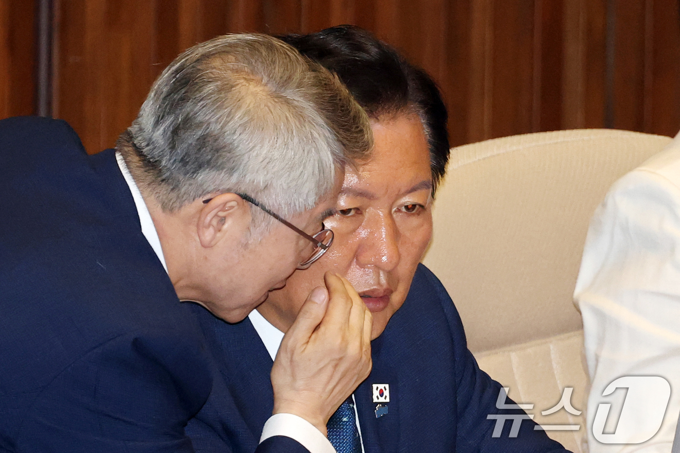 (서울=뉴스1) 이승배 기자 = 정청래 더불어민주당 대표가 27일 오후 서울 여의도 국회에서 열린 제428회 국회(임시회) 3차 본회의에 참석해 민형배 의원과 대화하고 있다. 20 …