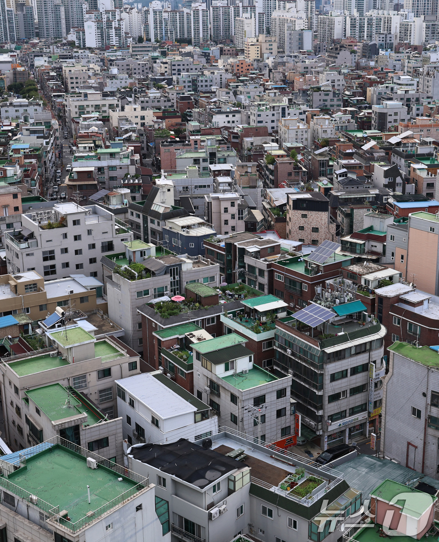 (서울=뉴스1) 구윤성 기자 = 한국주택금융공사(HF)가 오는 28일부터 전세사기 예방을 위한 전세보증 심사 강화 기준을 시행함에 따라 비아파트 시장의 '전세 대란'이 우려된다.은 …