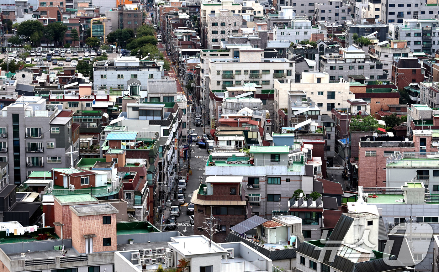 (서울=뉴스1) 구윤성 기자 = 한국주택금융공사(HF)가 오는 28일부터 전세사기 예방을 위한 전세보증 심사 강화 기준을 시행함에 따라 비아파트 시장의 '전세 대란'이 우려된다.은 …