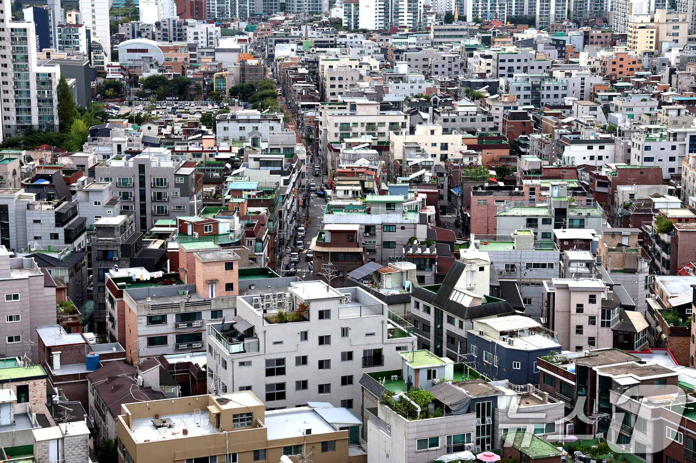 (서울=뉴스1) 구윤성 기자 = 한국주택금융공사(HF)가 오는 28일부터 전세사기 예방을 위한 전세보증 심사 강화 기준을 시행함에 따라 비아파트 시장의 '전세 대란'이 우려된다.은 …