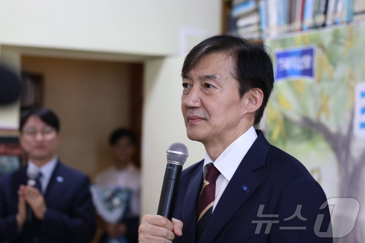 본문 이미지 - 조국 조국혁신당 혁신정책연구원장이지난 27일 전북 고창군 책마을해리를 방문, 지지자들에 인사말을 하고 있다.&#40;조국혁신당제공. 재판매 및 DB금지&#41;2025.8.27/뉴스1 ⓒ News1 유승훈 기자