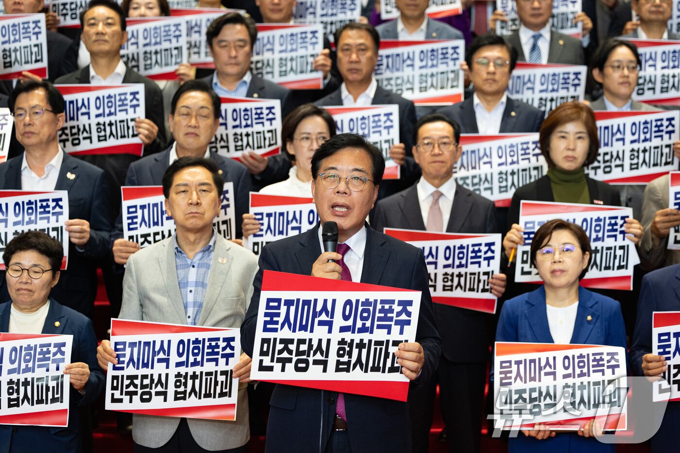 본문 이미지 - 송언석 국민의힘 원내대표가 27일 서울 여의도 국회 로텐더홀에서 열린 더불어민주당 협치파괴 규탄대회에서 규탄사를 하고 있다. 2025.8.27/뉴스1 ⓒ News1 유승관 기자