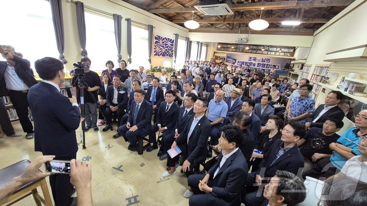 본문 이미지 - 27일 전북 고창군 책마을해리를 방문한 조국 조국혁신당 혁신정책연구원장이 지지자들과 대화를 하고 있다.&#40;조국혁신당제공. 재판매 및 DB금지&#41;2025.8.27/뉴스1 