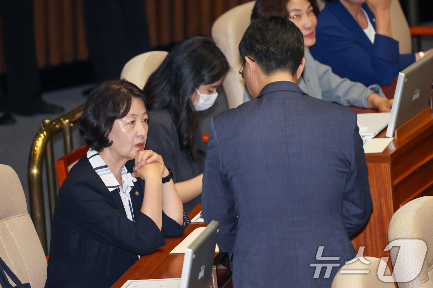 (서울=뉴스1) 안은나 기자 = 추미애 국회 법제사법위원장이 27일 오후 서울 여의도 국회에서 열린 제428회국회(임시회) 제3차 본회의에서 장경태 더불어민주당 의원과 대화하고 있 …