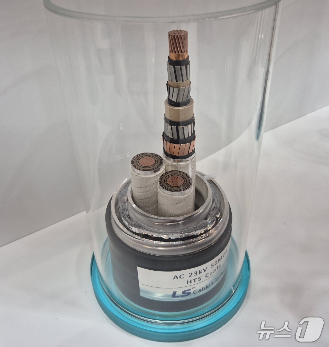 본문 이미지 - LS전선의 초전도 케이블이 27일 부산 벡스코에서 마련된 LS일렉트릭 부스에 전시돼 있다.2025.8.27/뉴스1 최동현 기자