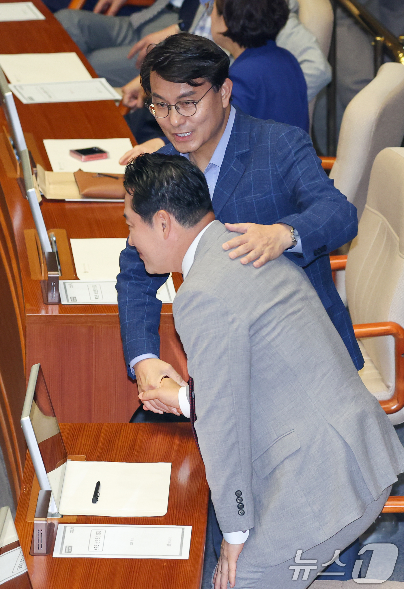 (서울=뉴스1) 안은나 기자 = 윤상현 국민의힘 의원이 27일 오후 서울 여의도 국회에서 열린 제428회국회(임시회) 제3차 본회의에서 장동혁 대표와 악수하고 있다. 2025.8. …