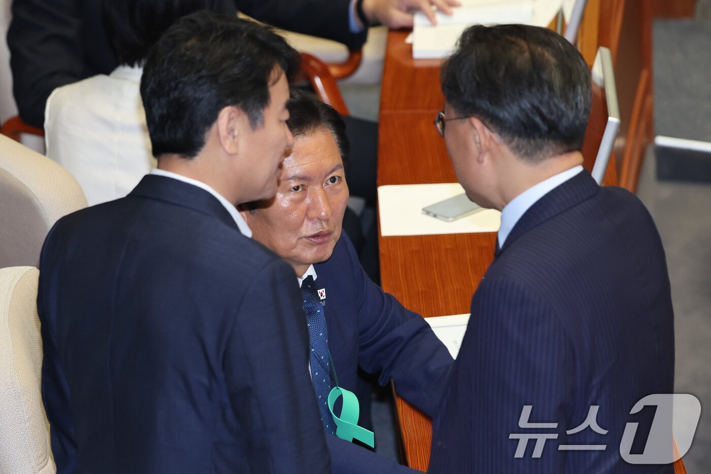 본문 이미지 - 정청래 더불어민주당 대표가 27일 오후 서울 여의도 국회에서 열린 제428회국회&#40;임시회&#41; 제3차 본회의에서 국민의힘 추천 몫 국가인권위원회 위원&#40;이상현, 우인식&#41; 선출안 무기명 전자 투표 중 문진석 원내수석, 신장식 조국혁신당 의원과 대화하고 있다. 2025.8.27/뉴스1 ⓒ News1 안은나 기자