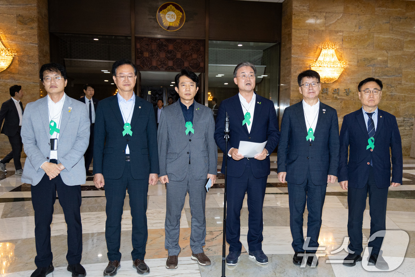 (서울=뉴스1) 유승관 기자 = 더불어민주당 충청지역 의원들이 27일 서울 여의도 국회 로텐더홀에서 '오송 지하차도 참사 진상규명과 재발방지 대책마련을 위한 국정조사계획서 승인의 …