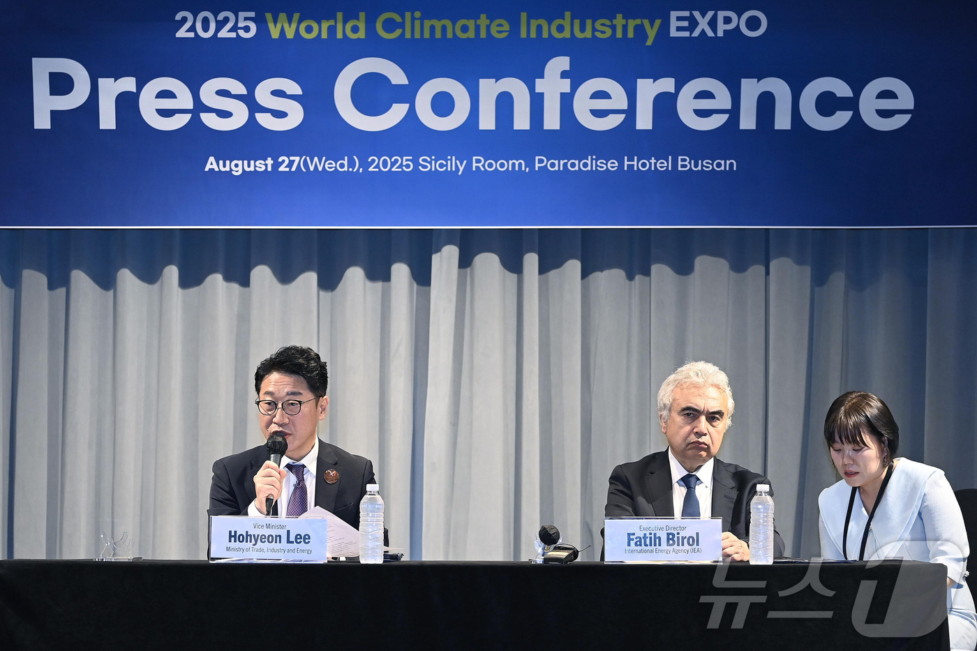 (서울=뉴스1) = 이호현 산업통상자원부 2차관은 27일 부산 해운대구 파라다이스호텔에서 열린 에너지슈퍼위크 관련 브리핑 기자회견에서 파티 비롤(Fatih Birol) 국제에너지기 …