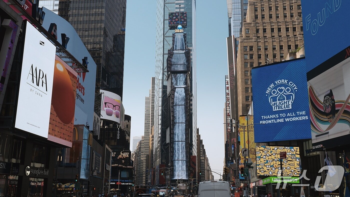 본문 이미지 - 디스트릭트가 2022년 미국 뉴욕 타임스스퀘어 &#39;원 타임스 스퀘어&#39;에 선보인 &#39;워터폴-NYC&#39;&#40;디스트릭트 제공&#41;