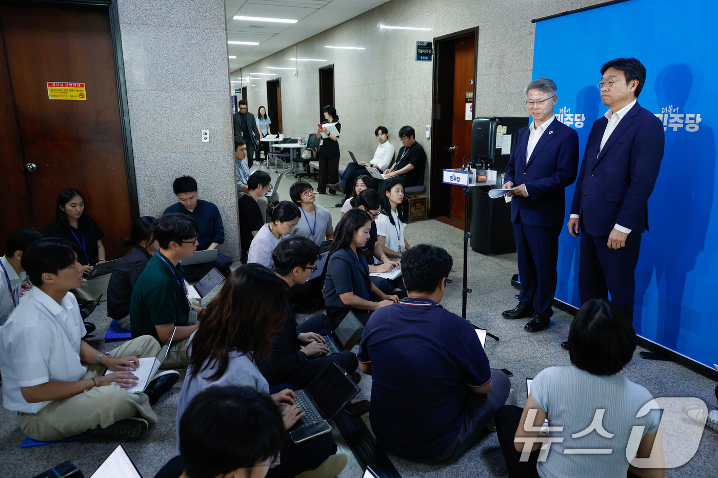 (서울=뉴스1) 안은나 기자 = 더불어민주당 국민주권 검찰 정상화 특별위원회 민형배 위원장과 이용우 간사가 27일 오후 서울 여의도 국회에서 당정대 실무회의 및 검찰개혁 당론안 초 …