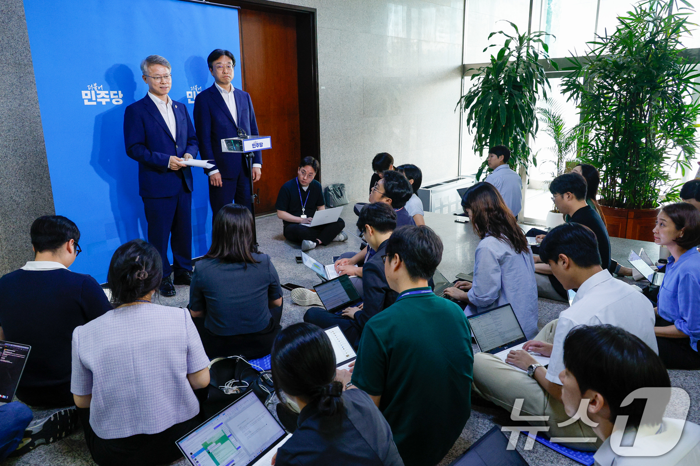 (서울=뉴스1) 안은나 기자 = 더불어민주당 국민주권 검찰 정상화 특별위원회 민형배 위원장과 이용우 간사가 27일 오후 서울 여의도 국회에서 당정대 실무회의 및 검찰개혁 당론안 초 …