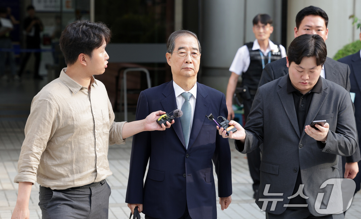 (서울=뉴스1) 신웅수 기자 = 12·3 비상계엄 과정에서 윤석열 전 대통령의 내란 행위를 방조한 혐의를 받는 한덕수 전 국무총리가 27일 오후 서초구 서울중앙지방법원에서 열린 구 …