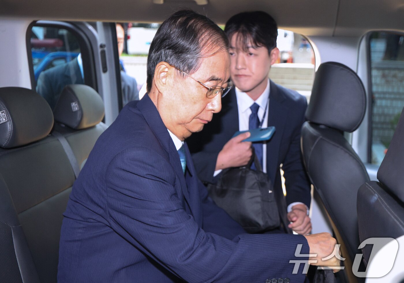 본문 이미지 - 12·3 비상계엄 과정에서 윤석열 전 대통령의 내란 행위를 방조한 혐의를 받는 한덕수 전 국무총리가 27일 오후 서초구 서울중앙지방법원에서 열린 구속 전 피의자 심문&#40;영장실질심사&#41;을 마친 후 법정을 나서고 있다. 2025.8.27/뉴스1 ⓒ News1 신웅수 기자