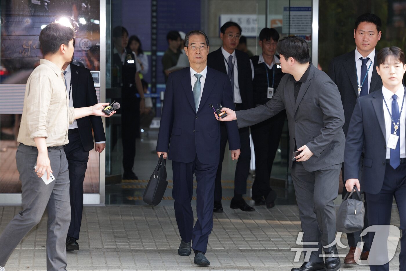 본문 이미지 - 12·3 비상계엄 과정에서 윤석열 전 대통령의 내란 행위를 방조한 혐의를 받는 한덕수 전 국무총리가 27일 오후 서초구 서울중앙지방법원에서 열린 구속 전 피의자 심문&#40;영장실질심사&#41;을 마친 후 법정을 나서고 있다. 2025.8.27/뉴스1 ⓒ News1 신웅수 기자