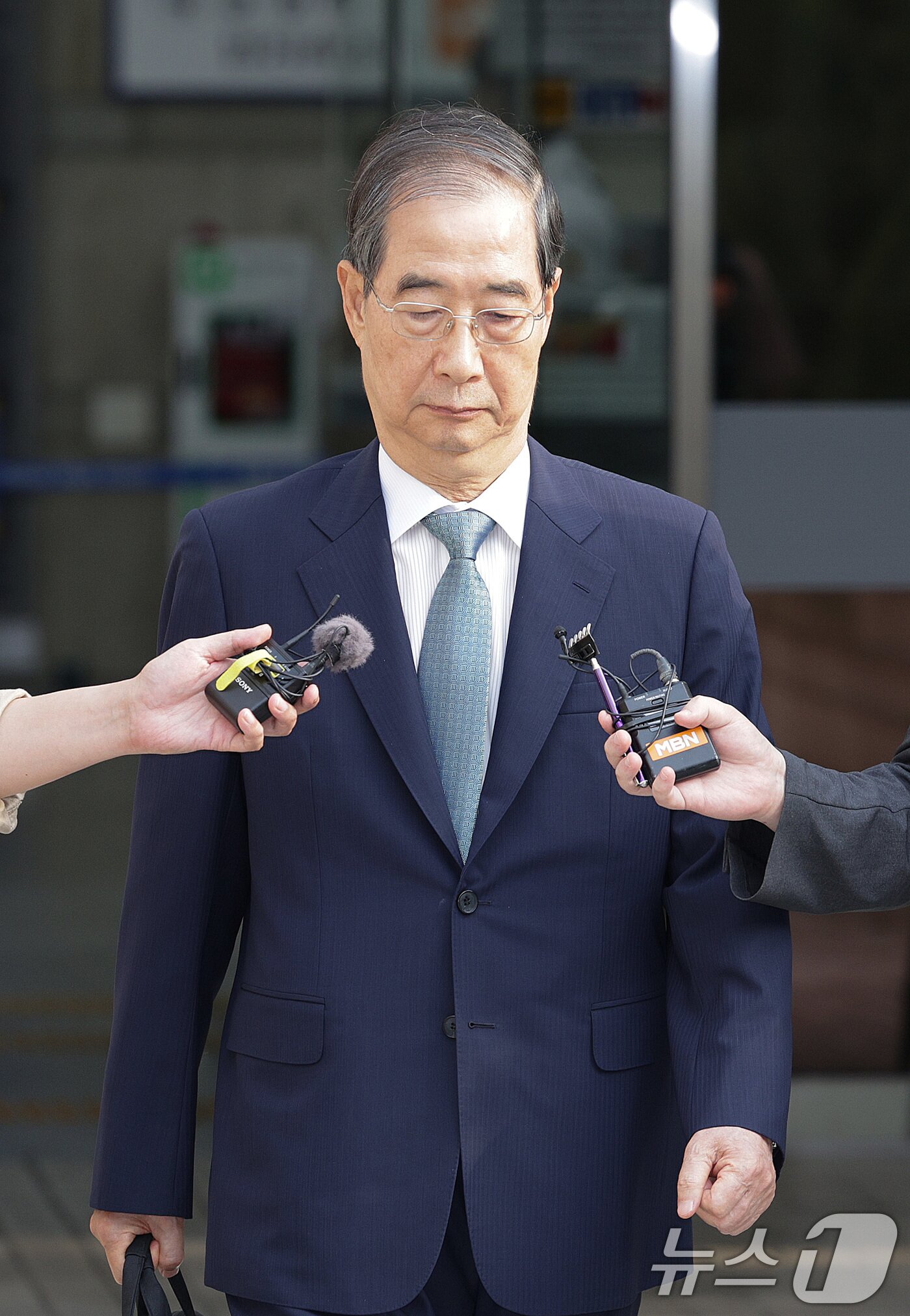 본문 이미지 - 12·3 비상계엄 과정에서 윤석열 전 대통령의 내란 행위를 방조한 혐의를 받는 한덕수 전 국무총리가 27일 오후 서초구 서울중앙지방법원에서 열린 구속 전 피의자 심문&#40;영장실질심사&#41;을 마친 후 호송차에 탑승하고 있다. 2025.8.27/뉴스1 ⓒ News1 신웅수 기자