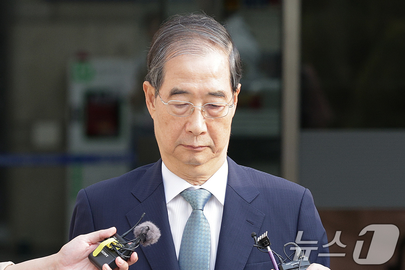 (서울=뉴스1) 신웅수 기자 = 12·3 비상계엄 과정에서 윤석열 전 대통령의 내란 행위를 방조한 혐의를 받는 한덕수 전 국무총리가 27일 오후 서초구 서울중앙지방법원에서 열린 구 …