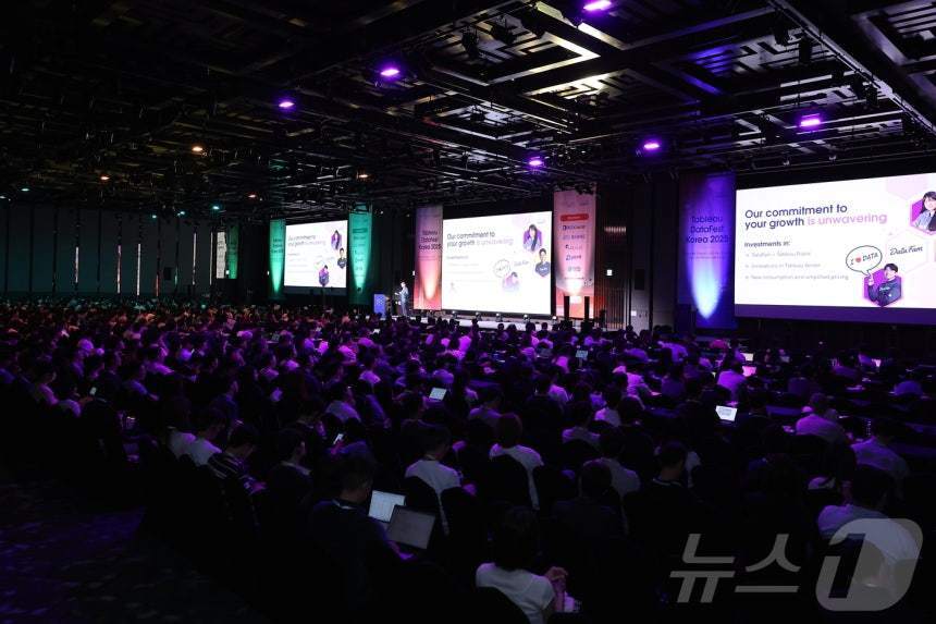 본문 이미지 - 27일 서울 강남구 삼성동에서 데이터 분석가, 업계 전문가, 파트너, 커뮤니티가 모여 데이터 활용 노하우와 인사이트를 공유하는 연례행사인 ‘태블로 데이터 페스트 2025’가 개최됐다. &#40;세일즈포스 코리아 제공&#41;