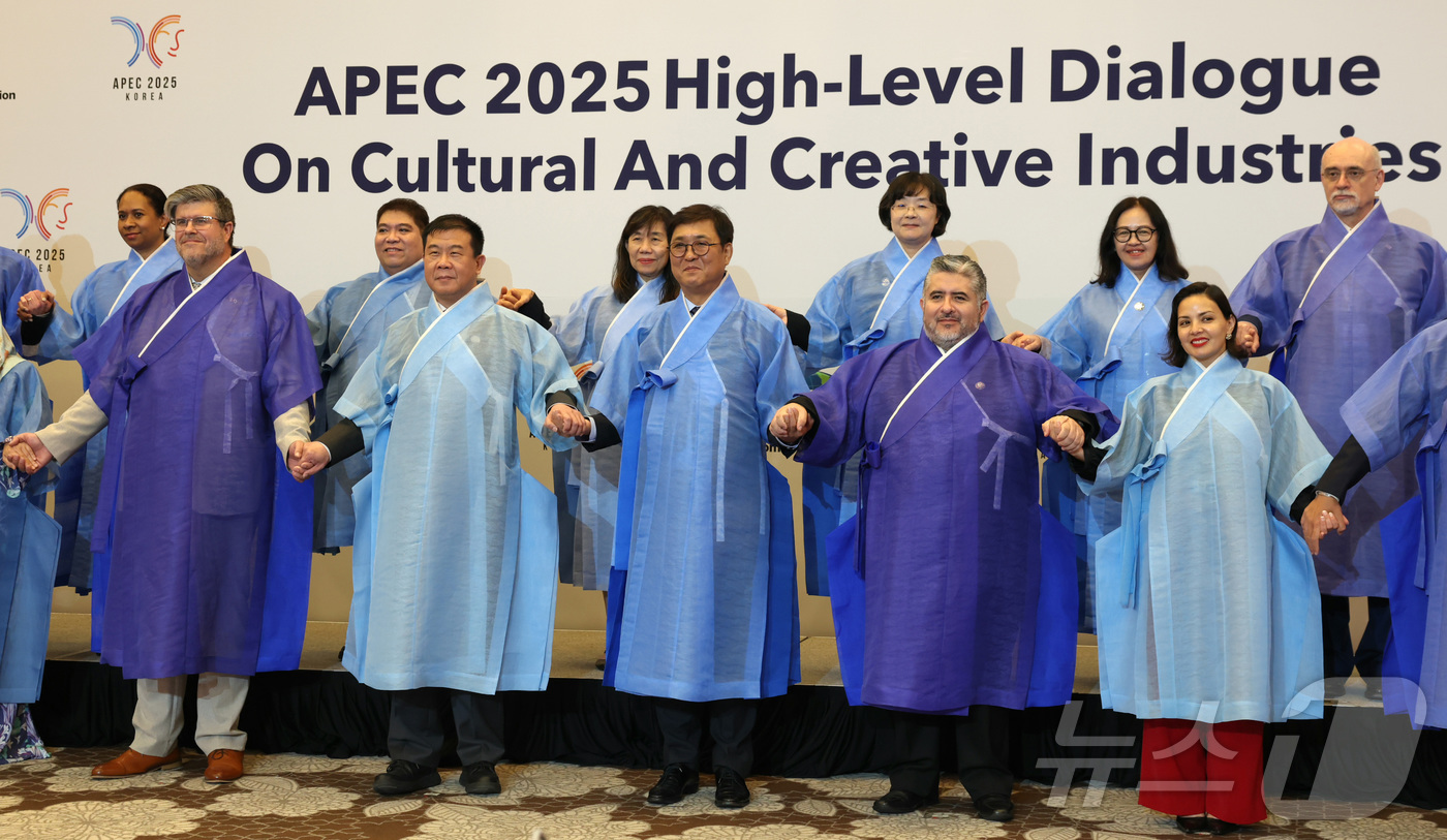 (서울=뉴스1) = 최휘영 문화체육관광부 장관이 27일 경북 경주 힐튼호텔에서 열린 'APEC 문화산업고위급대화' 본회의를 마치고 각국 대표들과 한복을 입고 기념촬영을 하고 있다. …