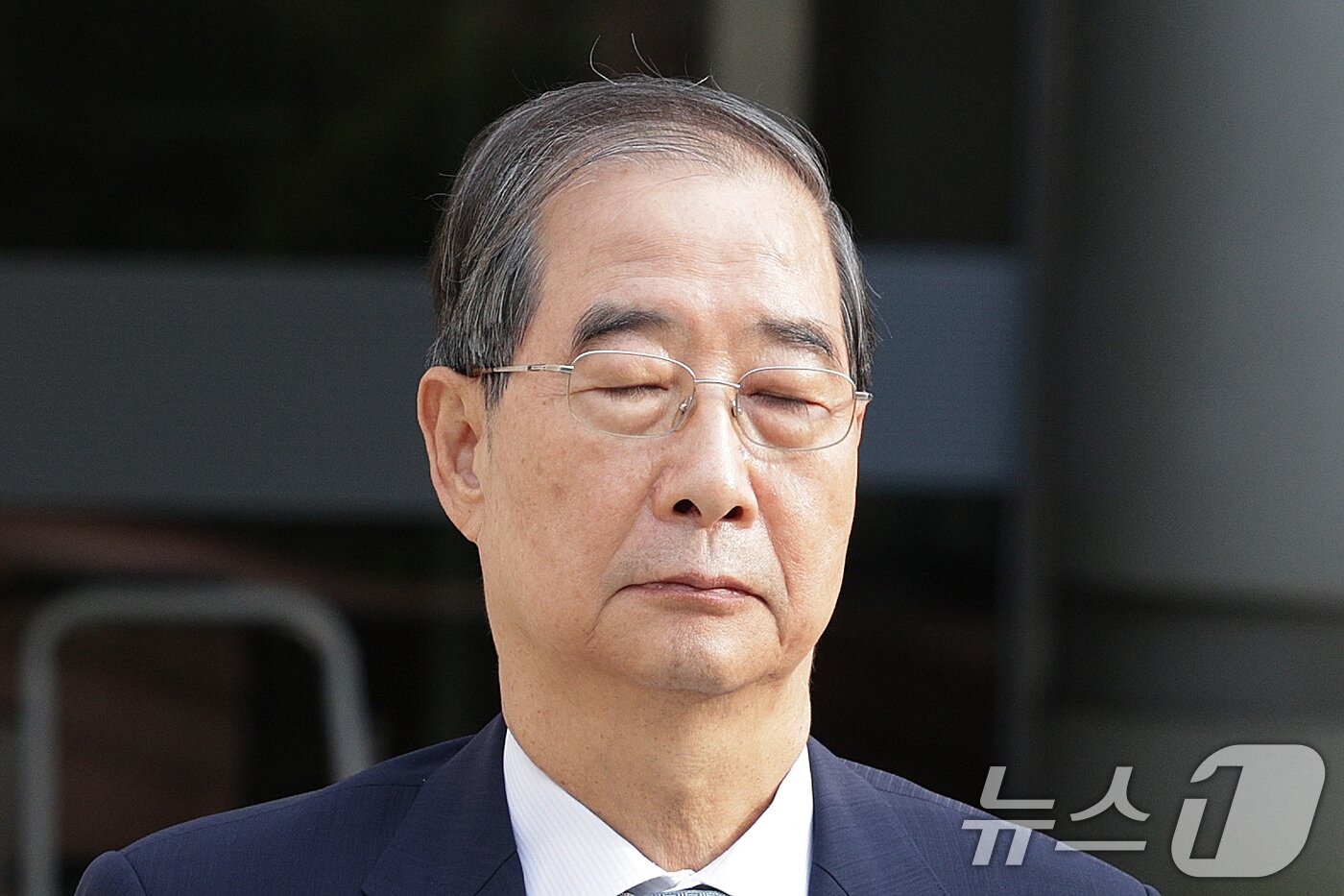 본문 이미지 - 12·3 비상계엄 과정에서 윤석열 전 대통령의 내란 행위를 방조한 혐의를 받는 한덕수 전 국무총리가 27일 오후 서초구 서울중앙지방법원에서 열린 구속 전 피의자 심문&#40;영장실질심사&#41;을 마친 후 호송차에 탑승하고 있다. 2025.8.27/뉴스1 ⓒ News1 신웅수 기자