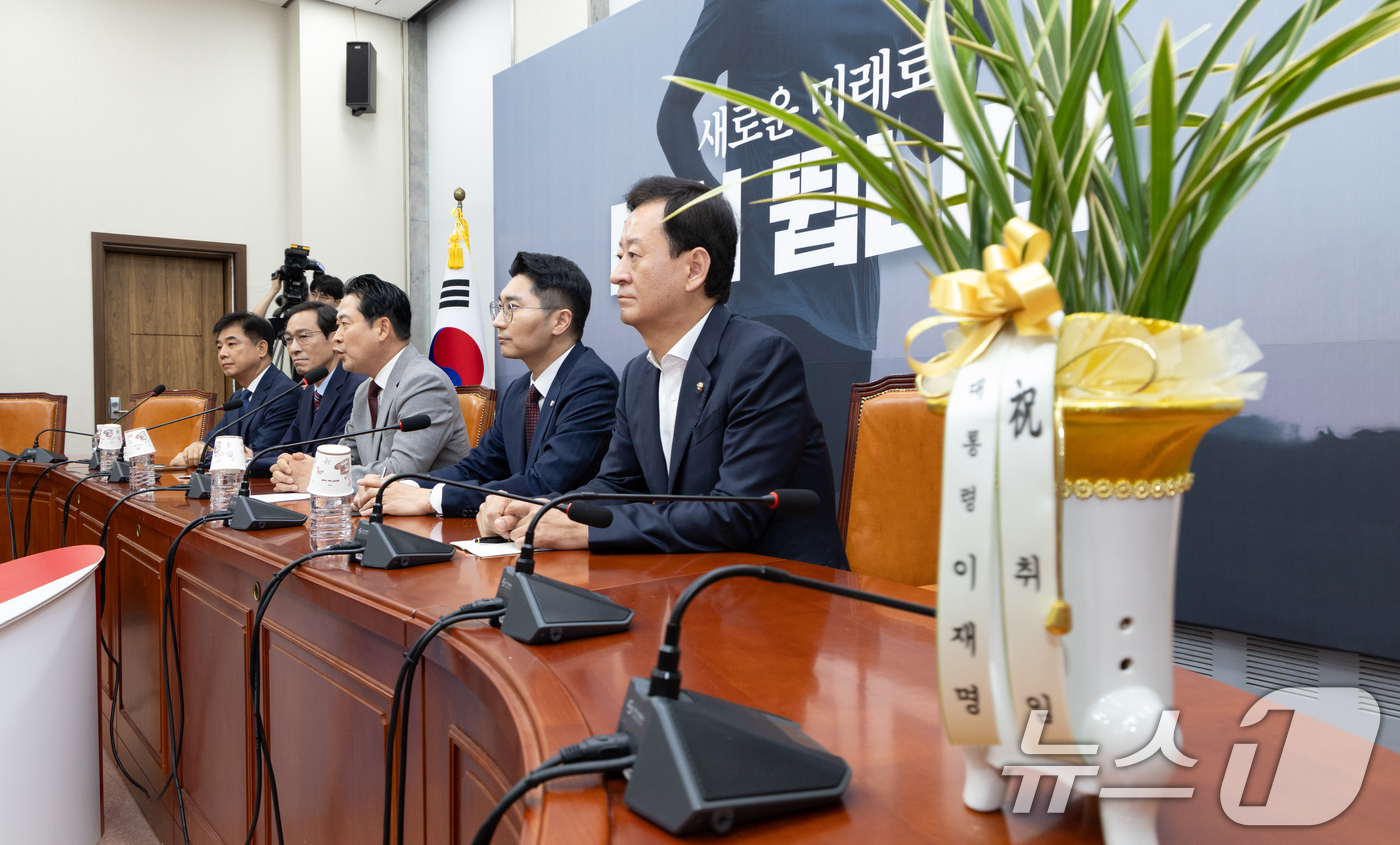 (서울=뉴스1) 이승배 기자 = 장동혁 국민의힘 신임 당대표가 27일 오후 서울 여의도 국회에서 우상호 대통령실 정무수석을 접견하고 있다. 2025.8.27/뉴스1