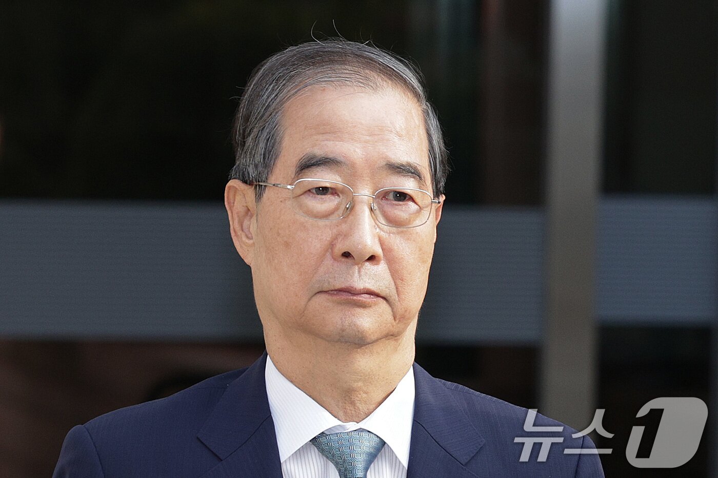 본문 이미지 - 12·3 비상계엄 과정에서 윤석열 전 대통령의 내란 행위를 방조한 혐의를 받는 한덕수 전 국무총리가 27일 오후 서초구 서울중앙지방법원에서 열린 구속 전 피의자 심문&#40;영장실질심사&#41;을 마친 후 호송차에 탑승하고 있다. 2025.8.27/뉴스1 ⓒ News1 신웅수 기자