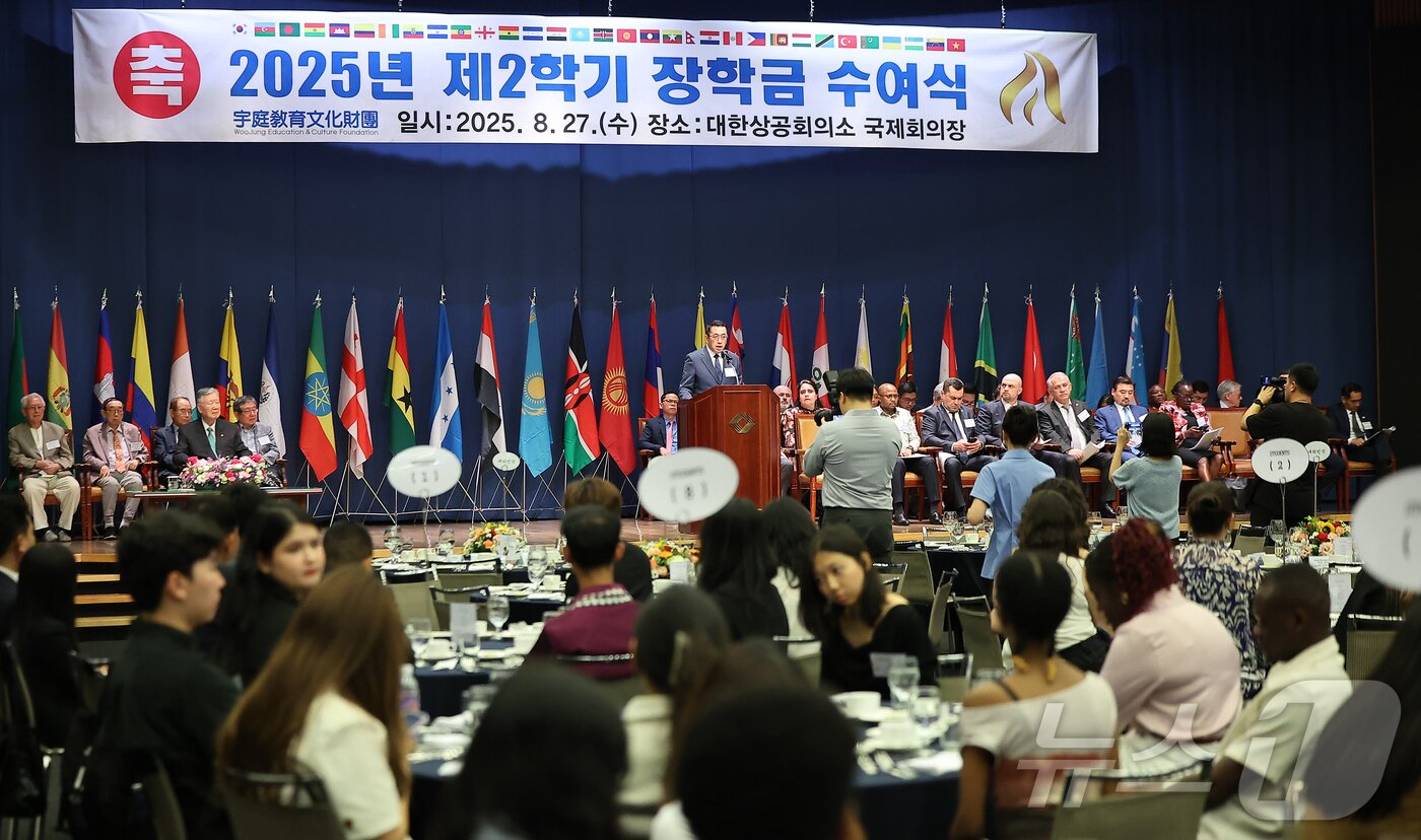 본문 이미지 - 딴 신 주한 미얀마 대사가 27일 오후 서울 중구 대한상공회의소에서 열린 ‘2025년 2학기 외국인 장학금 수여식’에서 축사를 하고 있다. 2025.8.27/뉴스1 ⓒ News1 김진환 기자