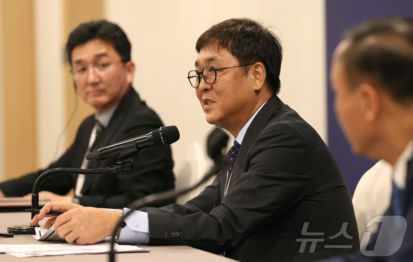 (서울=뉴스1) = 최휘영 문화체육관광부 장관이 27일 경북 경주 힐튼호텔에서 열린 'APEC 문화산업고위급대화' 본회의를 마치고 기자회견을 하고 있다. (문화체육관광부 제공. 재 …