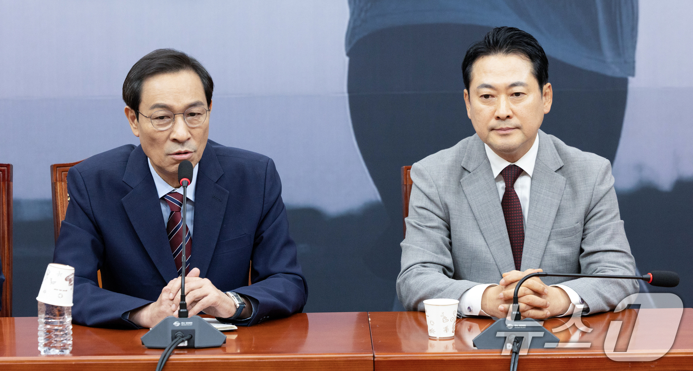 (서울=뉴스1) 이승배 기자 = 우상호 대통령실 정무수석이 27일 오후 서울 여의도 국회에서 장동혁 국민의힘 신임 당대표에게 대통령 축하 난을 전달한 뒤 인사말하고 있다. 2025 …