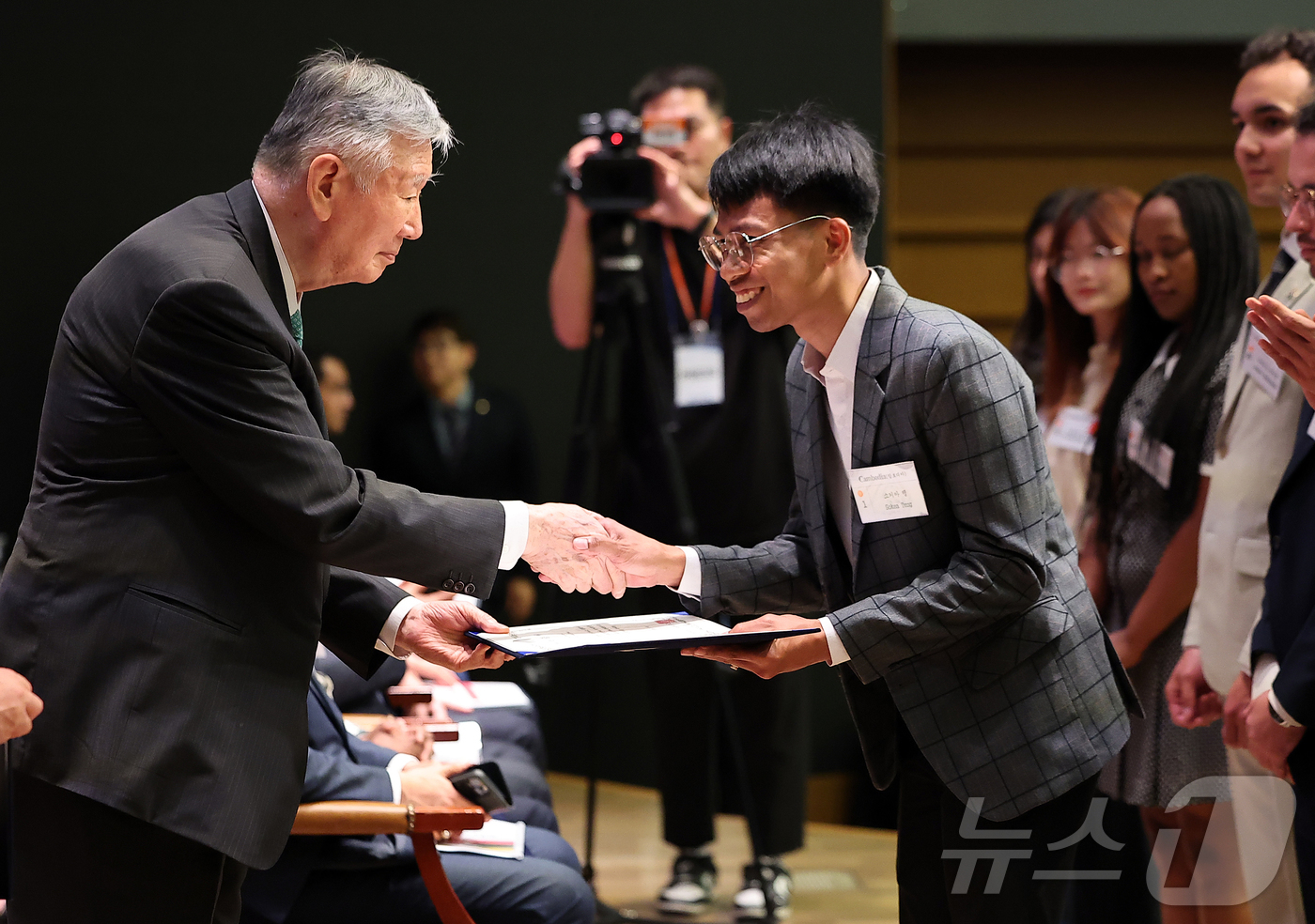(서울=뉴스1) 김진환 기자 = 이중근 부영그룹 회장 겸 우정교육문화재단 이사장이 27일 오후 서울 중구 대한상공회의소에서 열린 ‘2025년 2학기 외국인 장학금 수여식’에서 외국 …