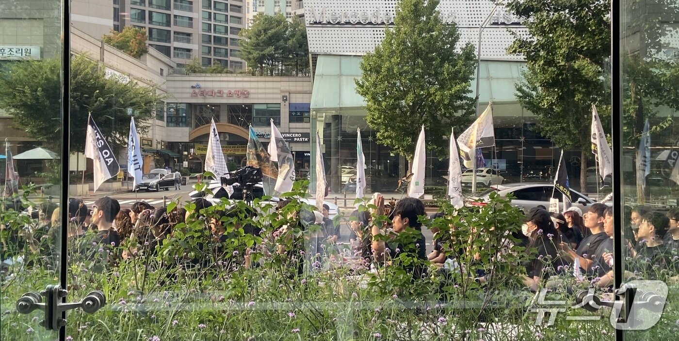 본문 이미지 - 민주노총 화섬식품노조 네이버지회&#40;공동성명&#41;는 27일 오후 경기 성남시의 네이버 사옥 그린팩토리 앞에서 법인 6곳의 임단협 체결을 촉구하는 2차 집회를 개최했다. 2025.08.27. ⓒ 뉴스1 신은빈 기자