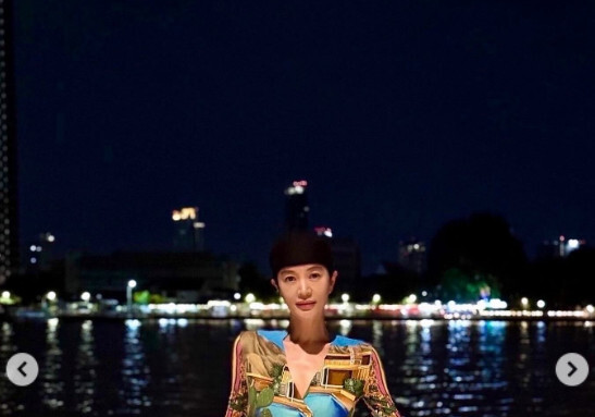 54세 김혜수, 화려한 의상 입고 뽐낸 각선미…완벽 콜라병 자태