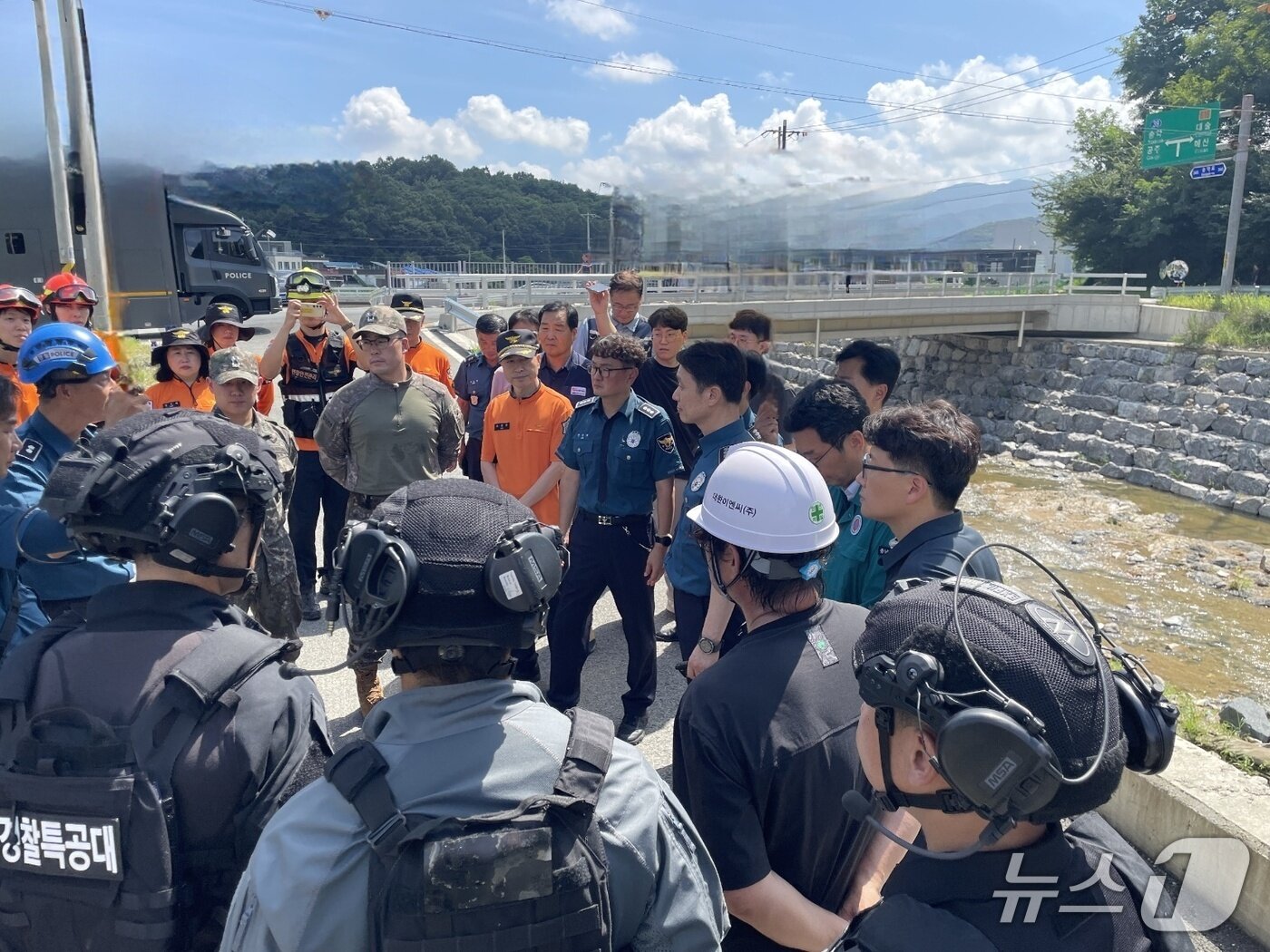 본문 이미지 - 아산 약봉천 바위에서 발견된 폭발물을 제거하기 위해 군과 경찰, 소방, 지자체 관계자 등이 대책 회의를 하는 모습.(아산경찰서 제공. 재판매 및 DB금지)