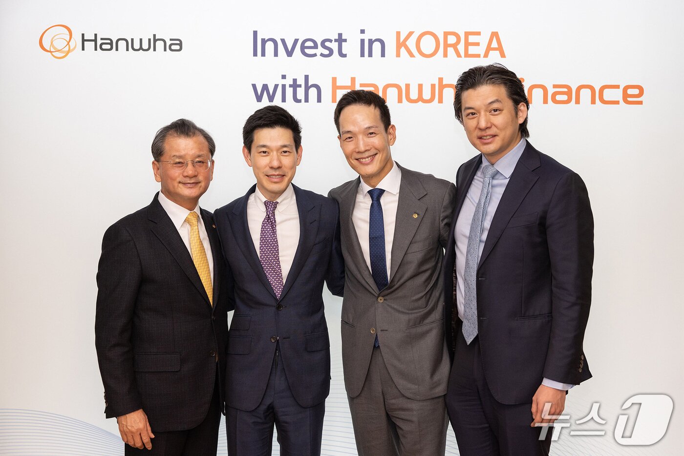 본문 이미지 - 한화생명이 다보스에서 아시아 진출 시장 확대 위해 셀라돈 파트너스와 MOU 체결 했다. (왼쪽에서 세번째) 김동원 한화생명 사장./사진제공=한화생명  