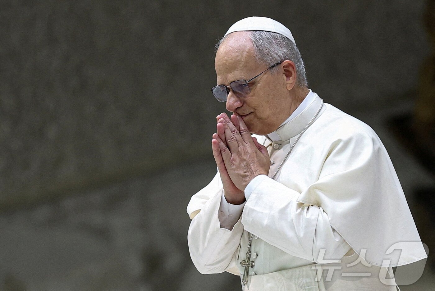 본문 이미지 - 교황 레오14세가 27일&#40;현지시간&#41; 바티칸의 바오로 6세 홀에서 열린 주간 일반 알현에서 기도를 올리고 있다. 2025.08.27 ⓒ 로이터=뉴스1 ⓒ News1 이지예 객원기자