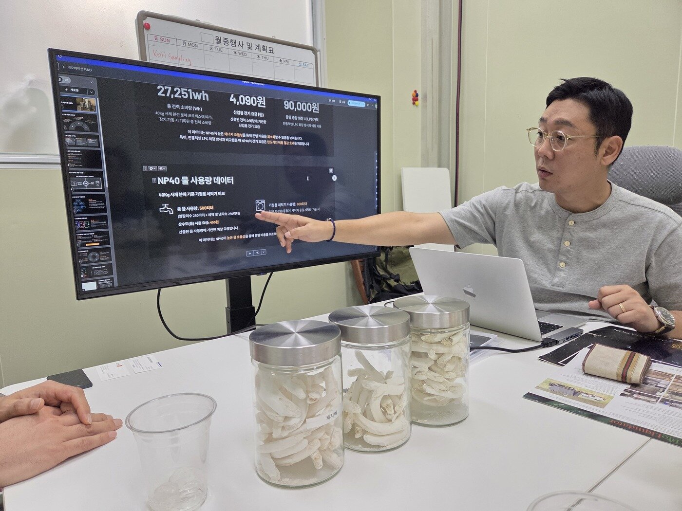 본문 이미지 - 박양세 네오메이션 대표가 수분해장의 강점에 대해 설명하고 있다. ⓒ 뉴스1 한송아 기자