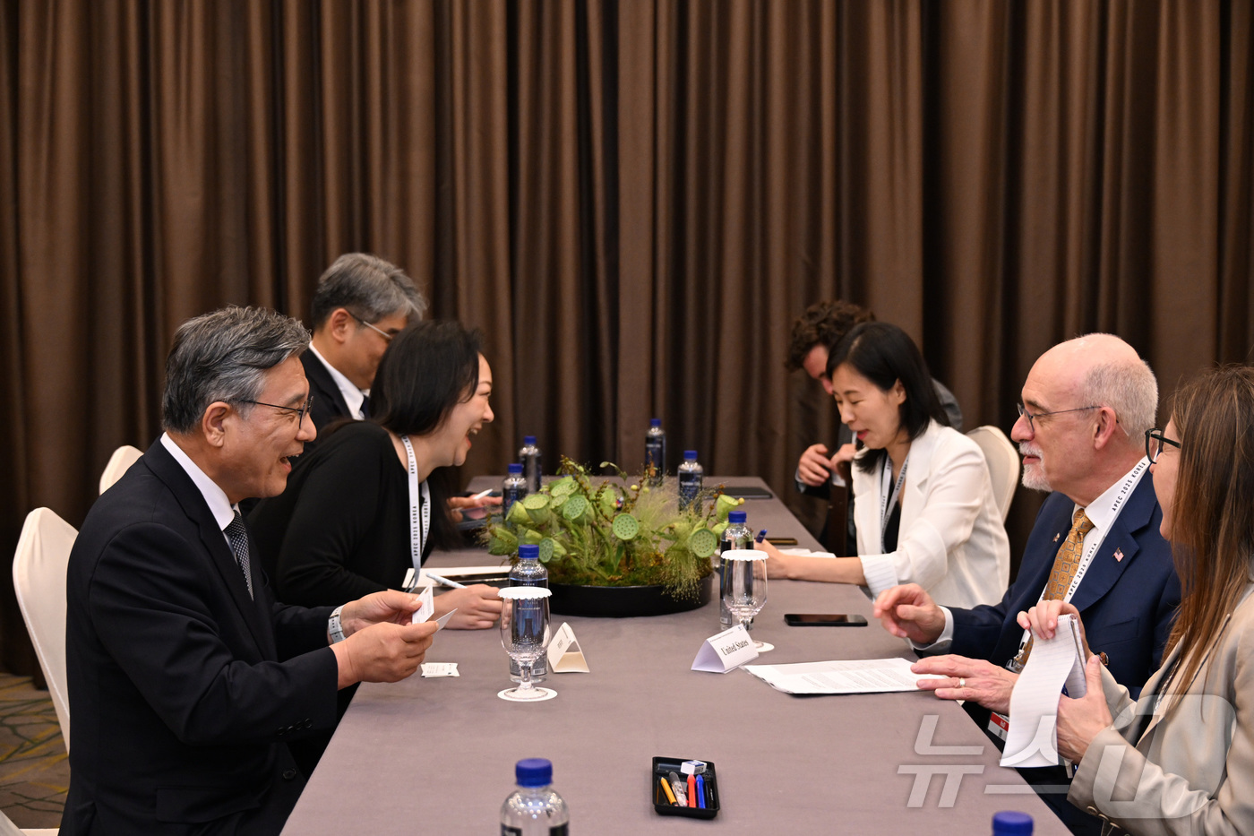 (서울=뉴스1) = 허민 국가유산청장(왼쪽)이 27일 오후 경주 힐튼호텔에서 글랜 데이비스 미국 국무부 문화유산센터장(오른쪽 두 번째)을 만나 문화유산의 불법거래 방지 등을 위한 …