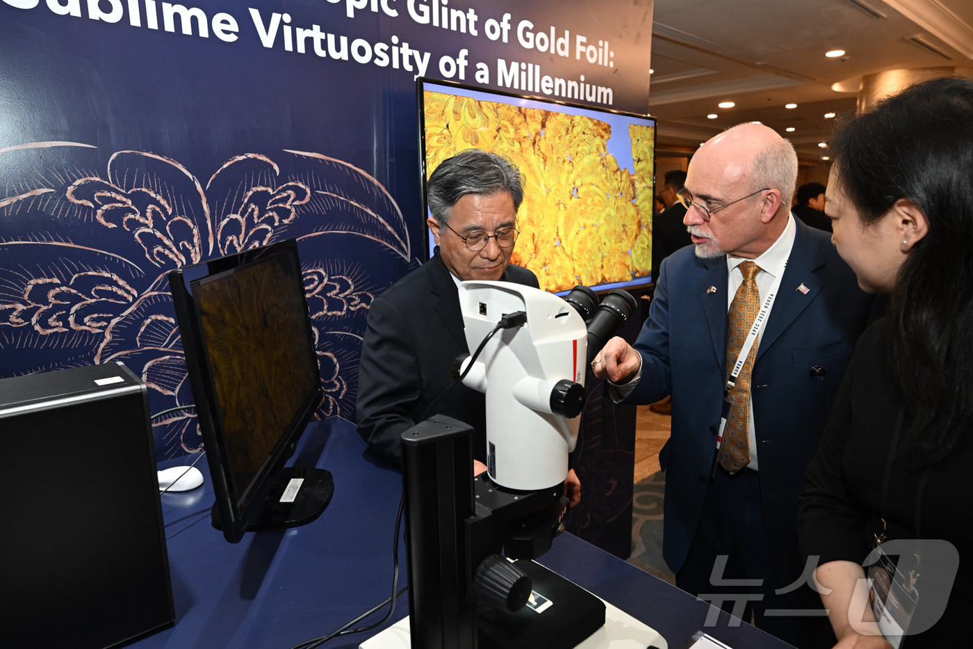 (서울=뉴스1) = 허민 국가유산청장(왼쪽)이 27일 오후 경주 라한셀렉트 호텔에서 열린 '2025 APEC 문화산업 고위급 대화 환송만찬'에 참석해 글랜 데이비스 미국 국무부 문 …