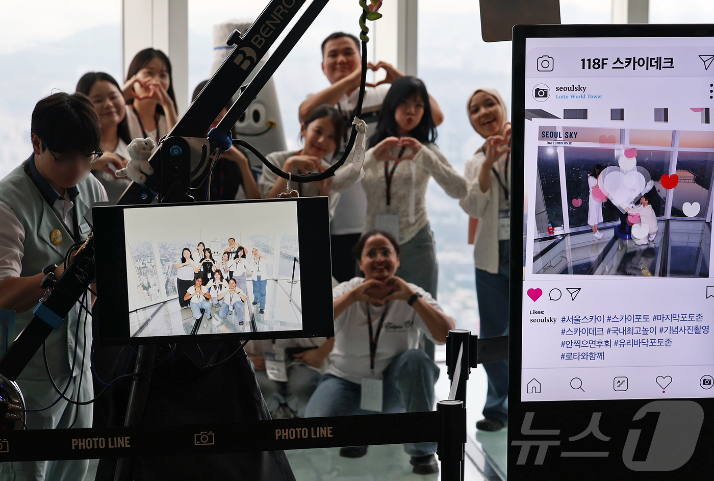 (서울=뉴스1) 오대일 기자 = 27일 오후 서울 송파구 롯데월드타워 전망대 서울스카이에서 열린 2025 뉴스1 'K-브랜드' 글로벌 캠프 롯데월드타워 탐방 행사에서 외국인 참가자 …