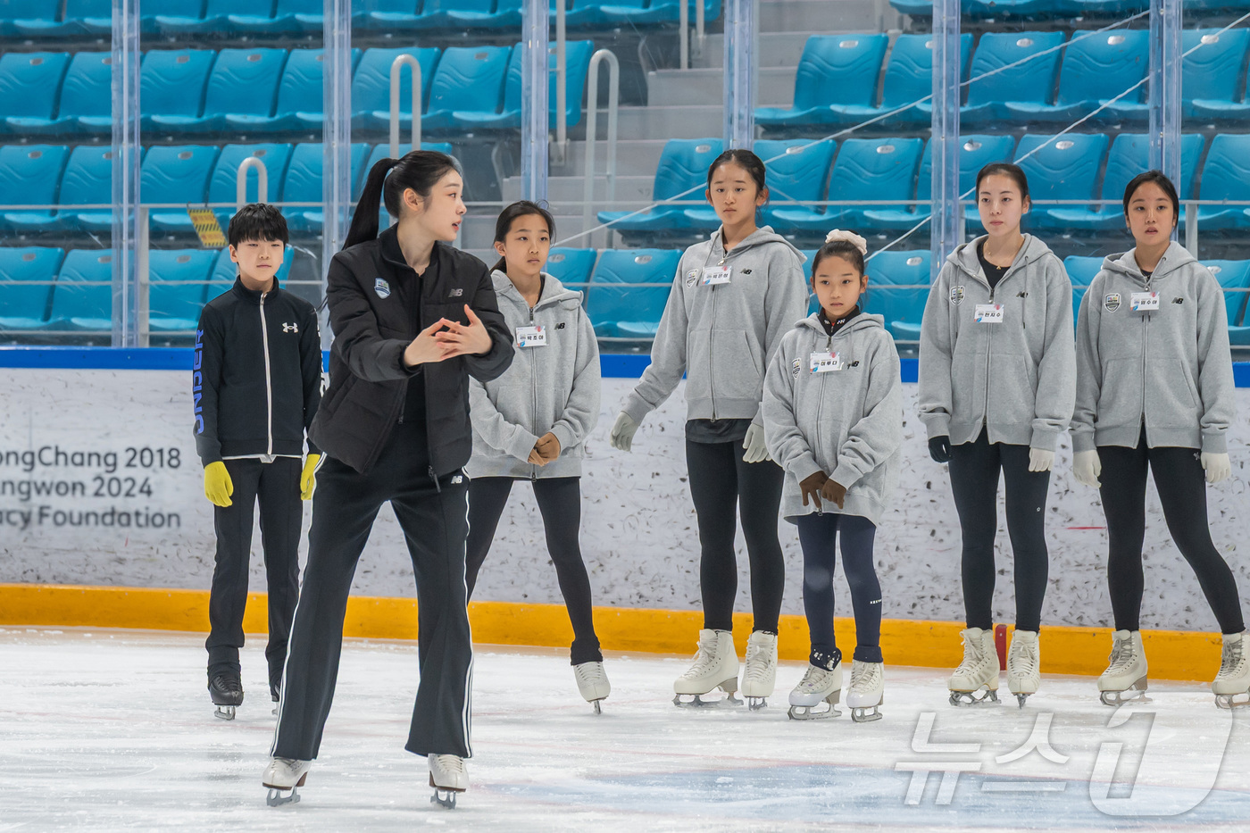 (서울=뉴스1) = 피겨 스케이팅 전 국가대표 김연아가 27일 강원도 강릉하키센터에서 열린 플레이윈터 피겨스케이팅 아카데미에서 후배들을 지도하고 있다. (2018평창기념재단 제공. …
