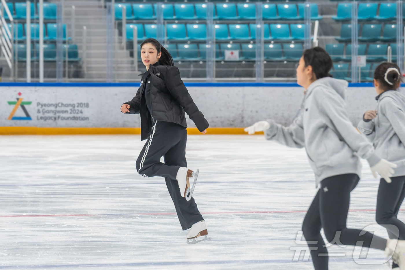 (서울=뉴스1) = 피겨 스케이팅 전 국가대표 김연아가 27일 강원도 강릉하키센터에서 열린 플레이윈터 피겨스케이팅 아카데미에서 후배들을 지도하고 있다. (2018평창기념재단 제공. …