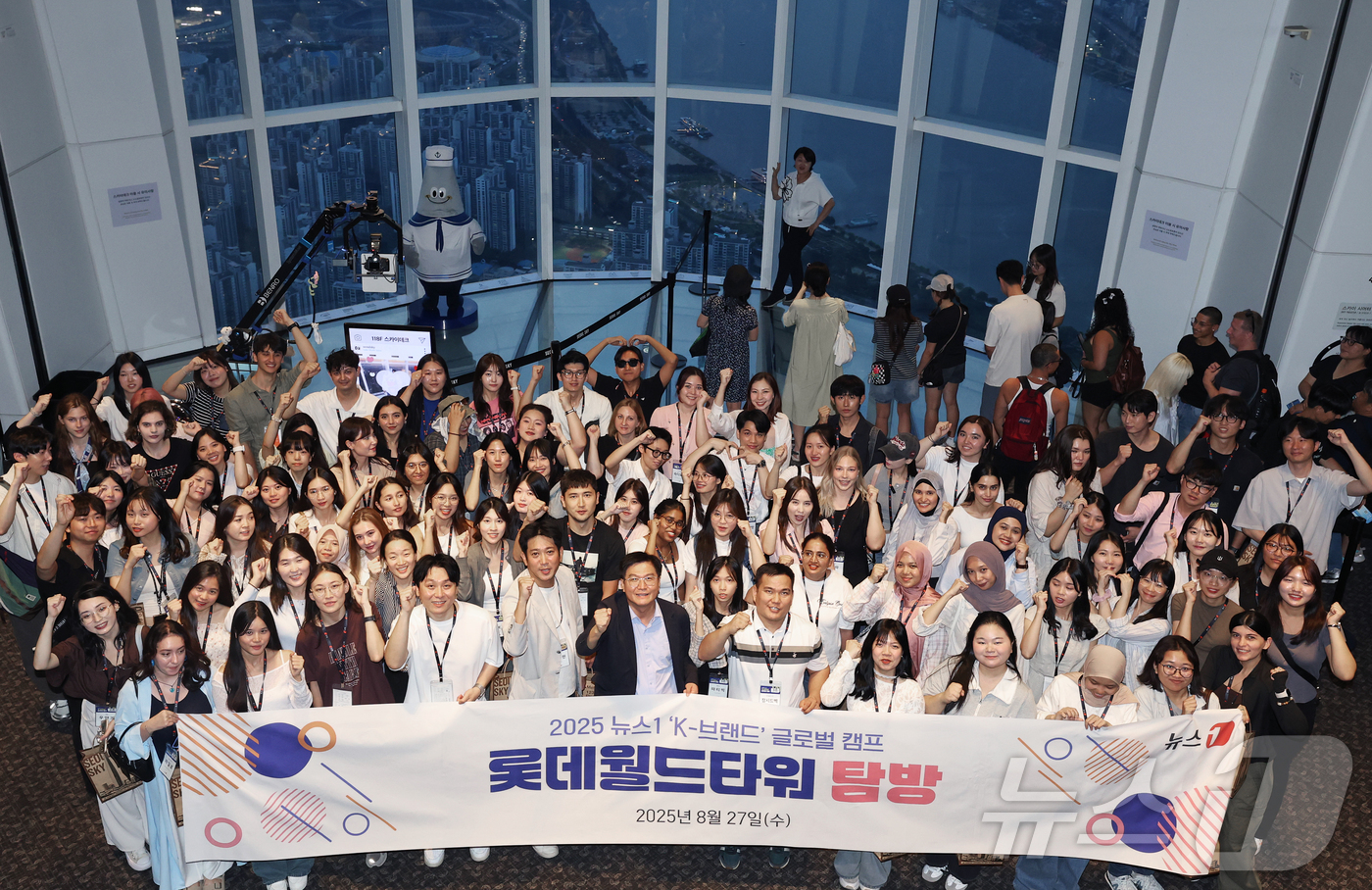 (서울=뉴스1) 오대일 기자 = 27일 오후 서울 송파구 롯데월드타워 전망대 서울스카이에서 열린 2025 뉴스1 'K-브랜드' 글로벌 캠프 롯데월드타워 탐방 행사에서 채원배 뉴스1 …